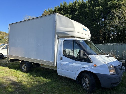 Luton van with tail - with, lift