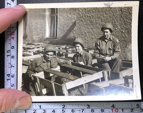 Army soldiers crates supplies - soldiers,