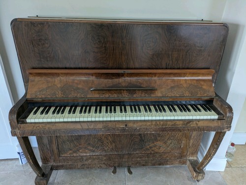 Second hand upright wooden - hand,