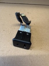 GENUINE VAUXHALL CORSA D 2009-2014 USB & AUX AUDIO PORT UNIT 25832462