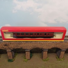 Hornby R4129A LMS Brake & 3rd Class Coach 5205. Maroon. Boxed. Model Railway.