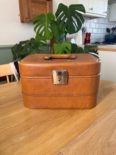 Vintage tan brown vanity - , case