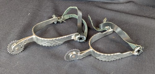 Metal decorative boot spurs