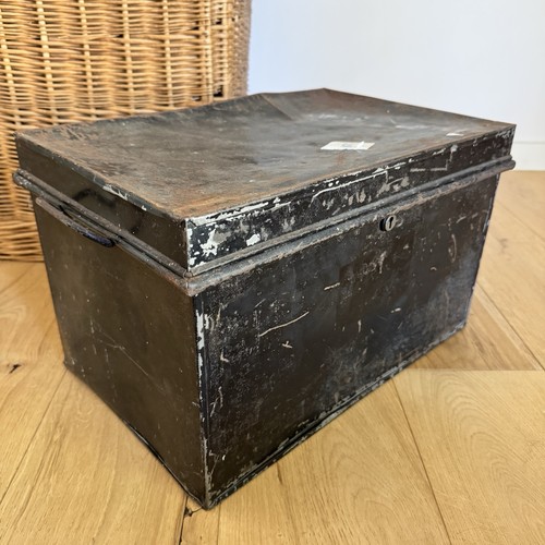 Vintage black metal deed - black,