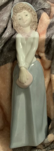 Nao lladro figurine girl - figurine,