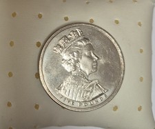 COIN 2002 5 POUNDS QE2