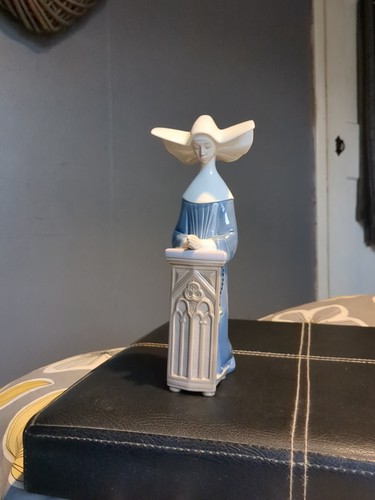 Lladro figurine kneeling - 'kneeling, nun