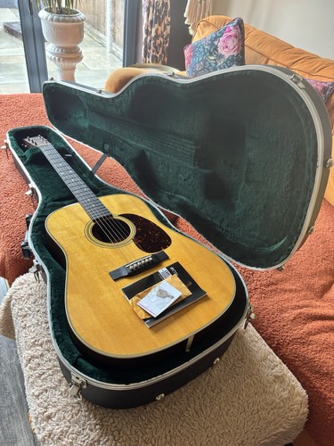 Martin acoustic guitar - guitar, d-28