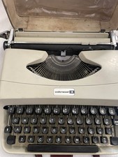 Underwood 18 Portable Manual Typewriter w/ Carry Case, Italy