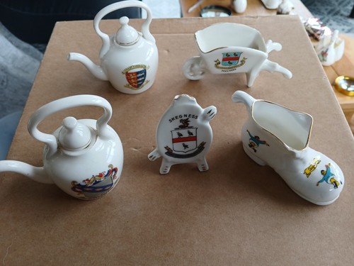 Pieces crested ware - x,