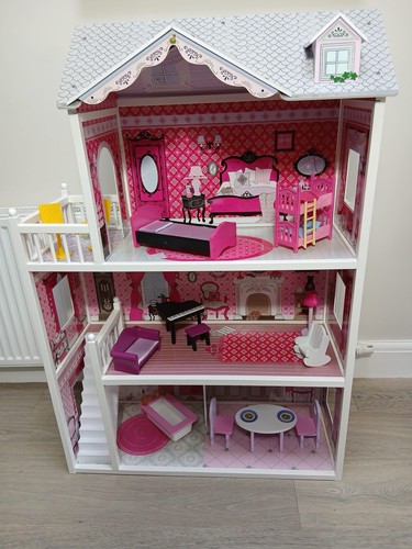 Dolls house with 15pc - house,
