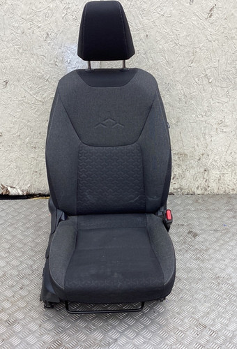 Toyota yaris cross front right - toyota,