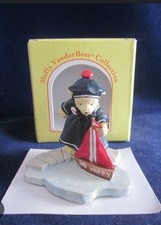 MUFFY VANDERBEAR Figurine Cruisewear Muffy with Sailboat