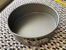 ROUND CAKE TIN WITH REMOVABLE BASE