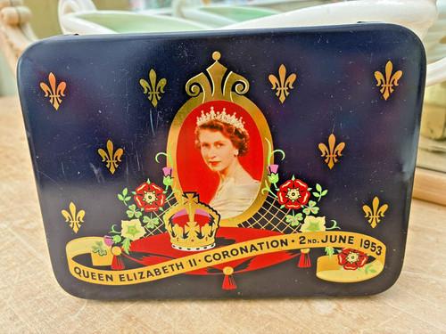 Vintage tin queen - tin,