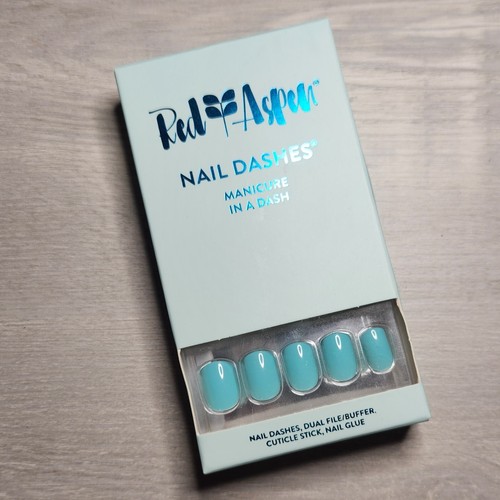 Press nails silver - on,