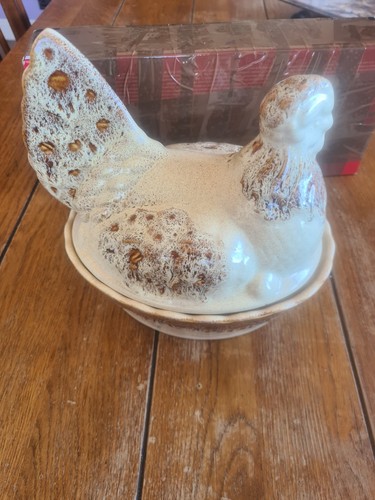 Vintage hen nest - on, egg