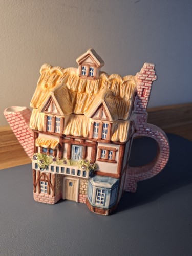 Novelty cottage teapot - cottage, with
