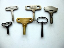 MIXED LOT OF ANTIQUE & VINTAGE METAL WIND UP  / MECHANICAL CLOCK KEYS