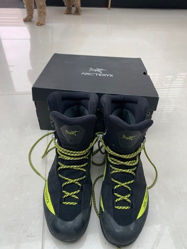 Mountaineering boots - b2,
