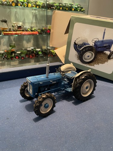 Universal hobbies fordson - universal,