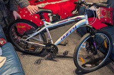 Huffy extent, white gloss