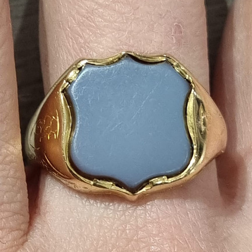 18ct yellow gold signet ring - gold,