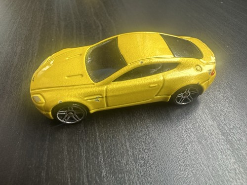 Hot wheels aston martin - aston, v8