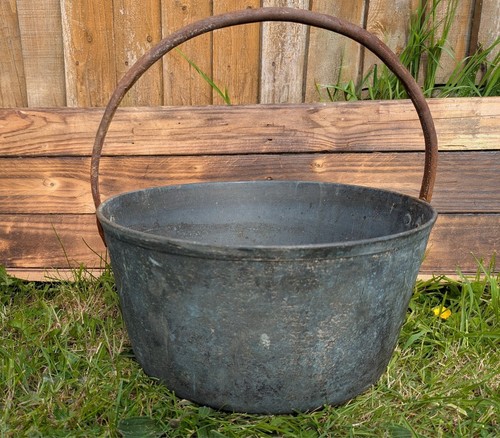 Antique cast iron pot - ,, large