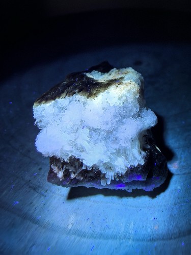 Rare fluorescent creedite - rare,