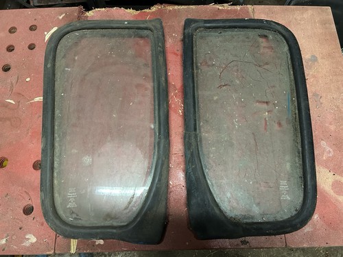 Ford tractor cab kick glass - q,