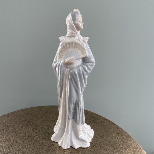 Lladro nao lady with fan - nao,