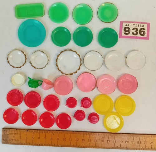 Vintage plastic plates - , cups
