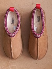 UGG TAZZ PLATFORM SLIPPERS IN