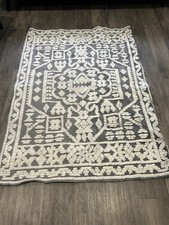 Grey And White Rug 120x160