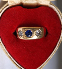 FINE ANTIQUE 18CT  GOLD THREE STONE SAPPHIRE & DIAMOND GYPSY RING 4.0 GRAMS