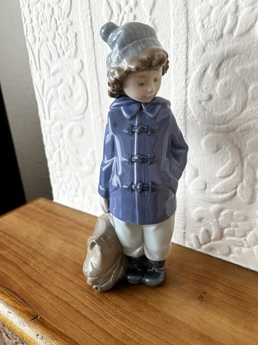 Nao travelling boy with - ,