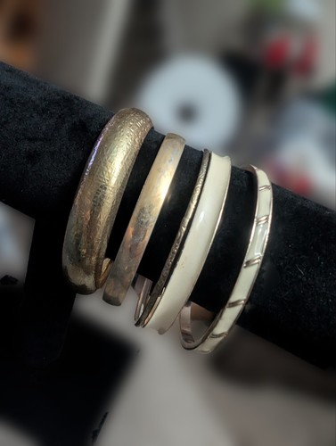 Set gold tone and - gold, cream