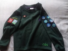 Cubs Scouts sweatshirt with 11 badges sewn on Uniform Jumper Size 26 age 7-8 
