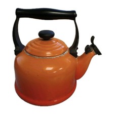 LE CREUSET WHISTLING KETTLE Traditional Enamel Stove-Top ORANGE 2.1 Litres