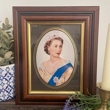 Vintage Picture Of The Queen Elizabeth II In Brown Wood Frame Photo Portrait