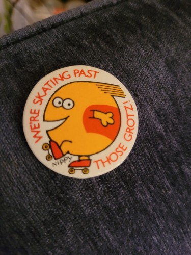 Vintage tin badge 80s - badge,