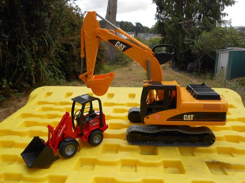 Bruder cat tracked excavator - ,