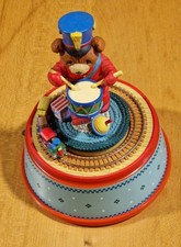 ENESCO " SMALL WORLD OF MUSIC" VINTAGE LITTLE DRUMMER BEAR MUSIC BOX. CHRISTMAS.