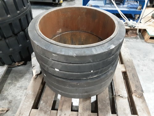 Lot 28x10x22 tires - of,