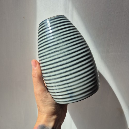 Ikea bkack nwhite vase - bkack,