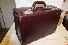 Pilot case Burgundy  leather or faux leather  in good condition 19x33x45cm