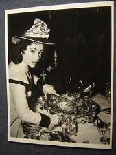 ELIZABETH TAYLOR CANDID BEAU