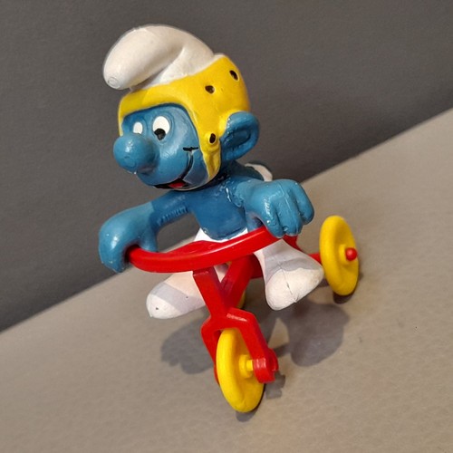 Vintage smurf toy red trike - red,