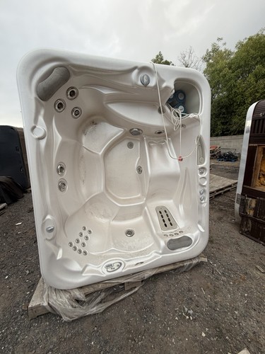 Hot tub - hot,